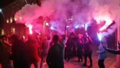 VESELO U ČAČKU Pristalice SNS uz baklje i kolo proslavili ubedljivu pobedu Aleksandra Vučića
