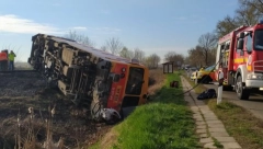 PRVE FOTOGRAFIJE NESREĆE U MAĐARSKOJ Voz pao u jarak kraj šina, stradalo sedam osoba