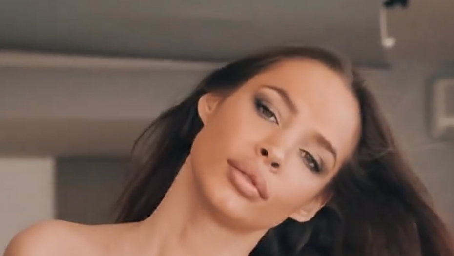 ISPLIVAO SNIMAK Nikad vrelije izdanje starlete Nataše Šavije, leži u krevetu bez gaćica (FOTO)