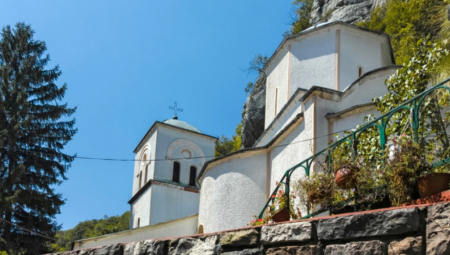 OVO JE PRAVO ĐURDEVDANSKO ČUDO Suze teku iz kamena u manastiru Gornjak