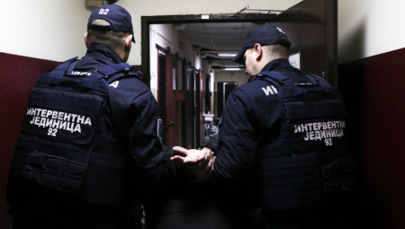 POLICIJSKA AKCIJA U CENTRU BEOGRADA Uhapšeno dvoje, u stanu pronađena droga i oružje (FOTO)