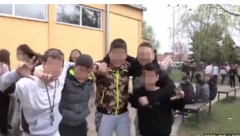 ODLIKAŠI LJUDSKOSTI I POŠTENJA Đaci u Pančevu nisu se dvoumili kada su pronašli žensku tašnu u dvorištu