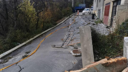 LOŠ TEREN OTEŽAVA KORIŠĆENJE TEŠKE MAŠINERIJE Pet novih žrtava klizišta u Indiji