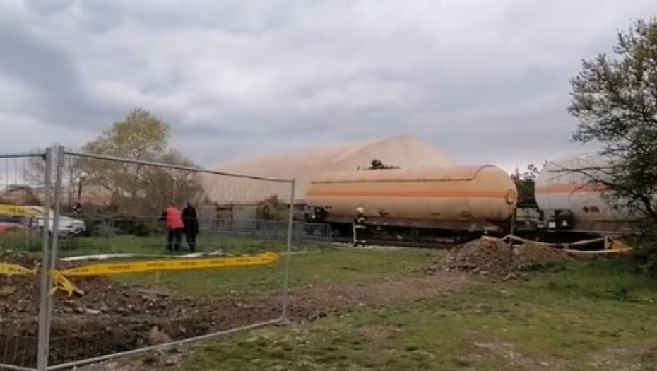 CISTERNA SA GASOM ISKOČILA IZ ŠINA Incident na pruzi kod Smedereva, intervenišu vatrogasci (VIDEO)
