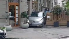 ŠOK SCENA U CENTRU BEOGRADA Ljudi gledaju i ne veruju svojim očima - ŠTA to radi ovaj čovek? (VIDEO)