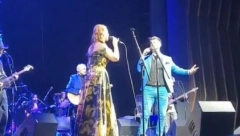 MAMA JE VEČERAS SA NAMA! Ćerka Merime Njegomir zapevala na koncertu i izazvala lavinu emocija, publika nije krila suze! (VIDEO)