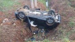 PRVA FOTOGRAFIJA SA MESTA NESREĆE KOD LJIGA Auto završio u kanalu na krovu, jedna osoba poginula (FOTO)