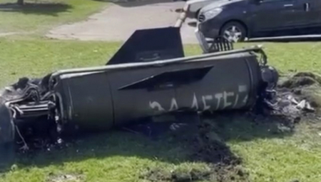 JEZIVA PORUKA NA RAKETI U UKRAJINI Rusi demantuju: Takve rakete koriste samo ukrajinske snage (FOTO)