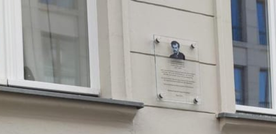 NAPADAČ IZ SURČINA U "LAZI LAZAREVIĆU" Otac priključen na aparate, metalnom šipkom pretukao i majku