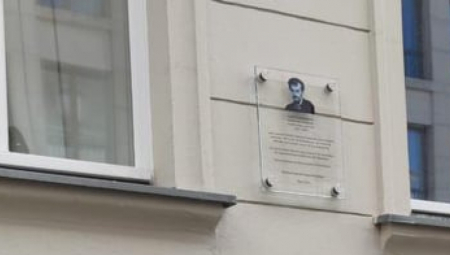 NAPADAČ IZ SURČINA U "LAZI LAZAREVIĆU" Otac priključen na aparate, metalnom šipkom pretukao i majku