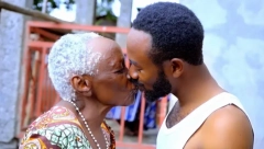 TVRDI DA JE LUDO ZALJUBLJEN U BAKU Razlika u godinama je šokantna (VIDEO)