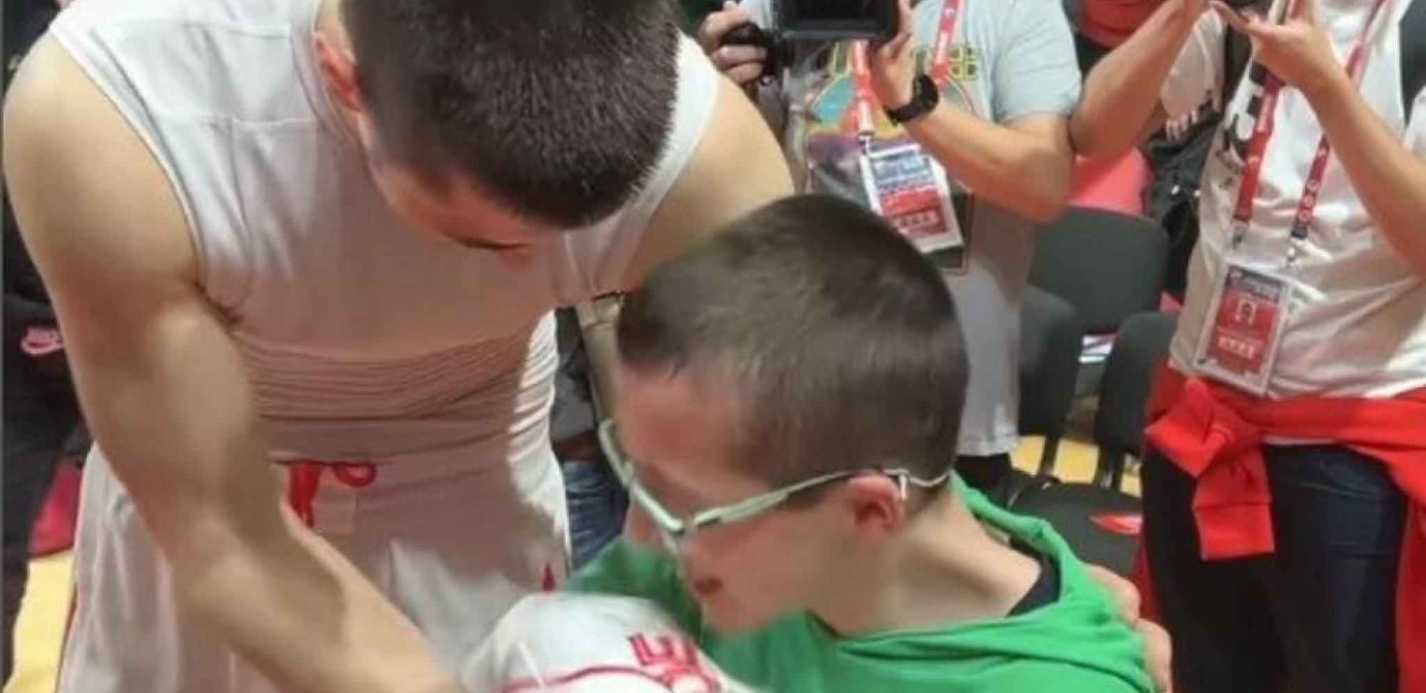 SUZE, EMOCIJA - CRVENA ZVEZDA! Kapiten crveno-belih oduševio Srbiju, ovo će mnogima naterati suze na oči! (VIDEO)