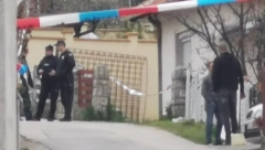 PRVE SLIKE S MESTA ZLOČINA U GORNJOJ TREPČI Telo muškarca pronađeno u kući s povredama na vratu! (FOTO)