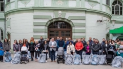 GRAD ZRENJANIN OBRADOVAO RODITELJE Dodeljeno još 50 auto-sedišta za bebe