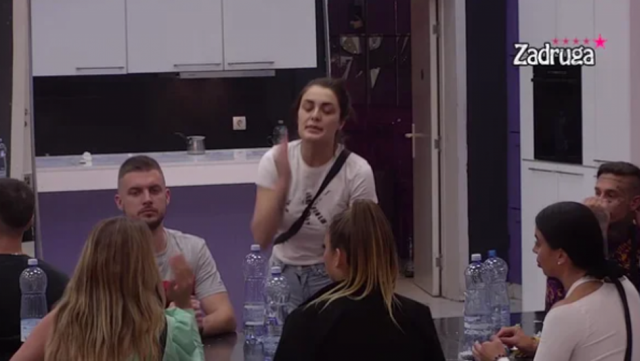 SUKOBILE SE ZBOG MARKA! Marijana pravdala svoj postupak, pa ušla u brutalnu raspravu sa Viki, uvrede se samo nizale!