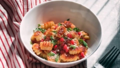 UKUSNA UŽINA Napravite salatu sa njokama, spanaćem i paradajzom