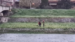 POLICAJCI SPASILI ŽENU OD UTAPANJA Spašena žena koja je automobilom sletela u reku Vrbanju