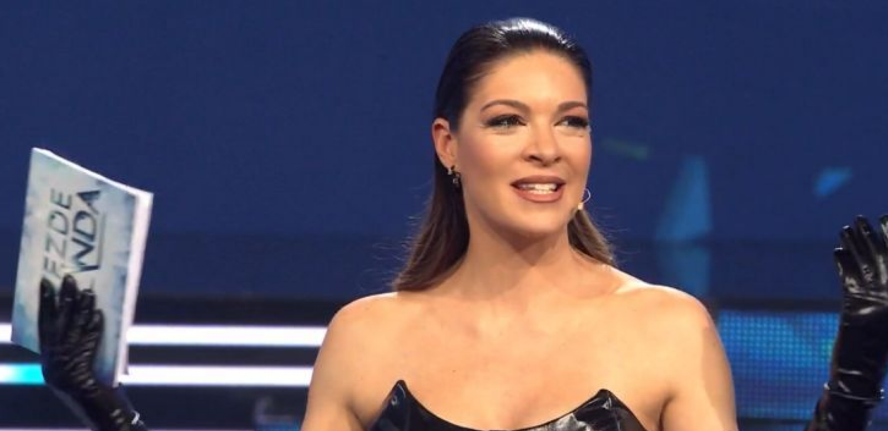 ZAVRNULA ŠORTS I POZIRA PORED BAZENA Sanja Kužet raspametila izgledom, pokazala zanosne obline, a muškarcima padaju vilice