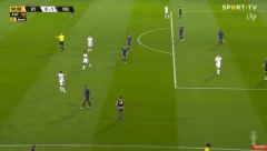 SRBIN PRISUSTVOVAO SKANDALU! Navijač uleteo na teren i šutirao igrače?! (VIDEO)