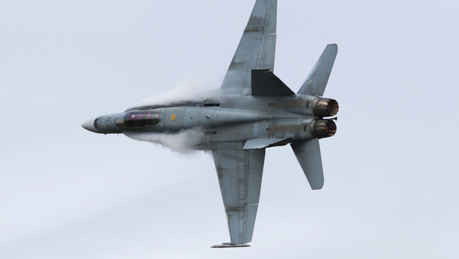 HAOS NA AERODROMU, ALARMIRANE VATROGASNE JEDINICE Vojni avion morao prinudno da sleti