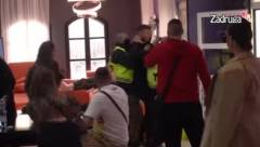 MIHIĆ BIJE OBEZBEĐENJE Stefan gušio jednog od njih, svi zadrugari zaurlali u glas