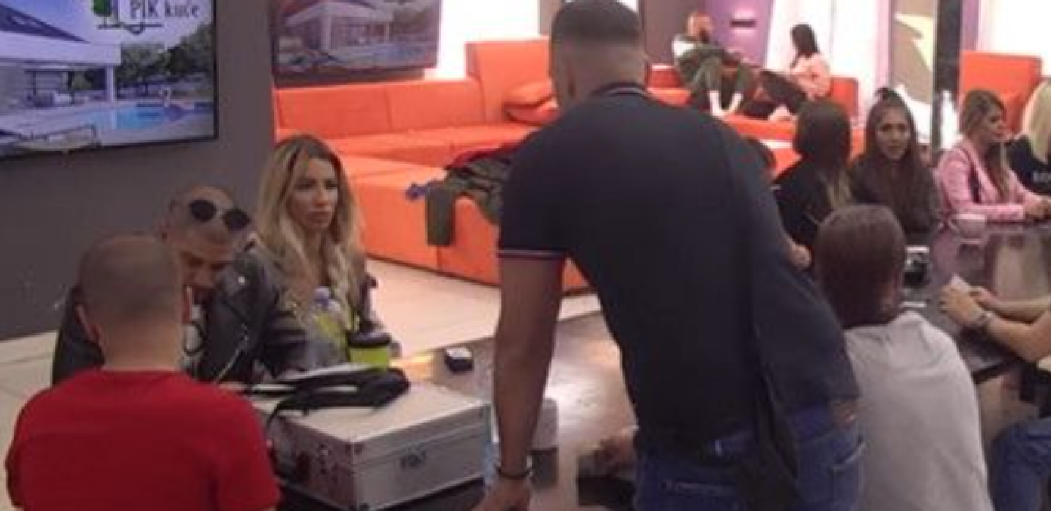 NESREĆNA SI I NEZADOVOLJNA Anđelo ukazuje Aleksandri na njeno ponašanje, ubeđen da ona igra rijaliti