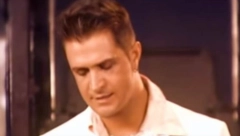 NJEGOV NAJVEĆI HIT I DALJE PEVATE! Pevač nestao sa scene u jeku popularnosti, pa postao doktor!