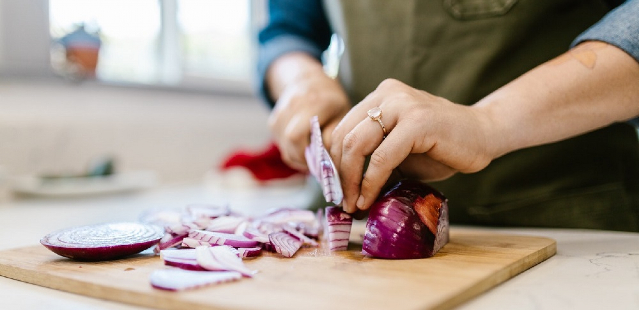 DRŽITE LUK U FRIŽIDERU Evo zbog čega to nije dobro