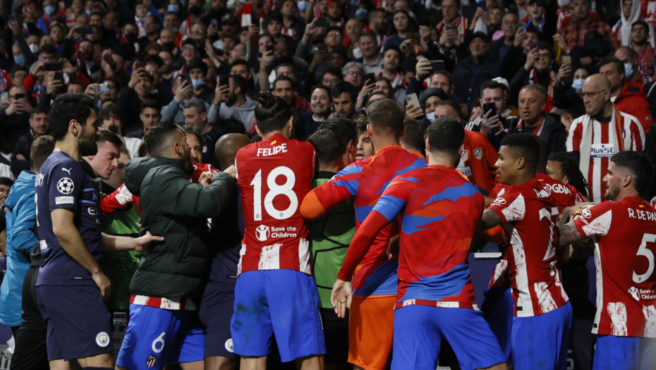 HRVAT GAĐAO FUDBALERE SITIJA Pljuvanje i tuča nastavljeni u tunelu, reagovala i policija (VIDEO)