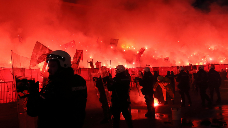 HAOS NA AUTOKOMANDI Brutalna tuča navijača Crvene zvezde i Partizana, veliki broj povređenih