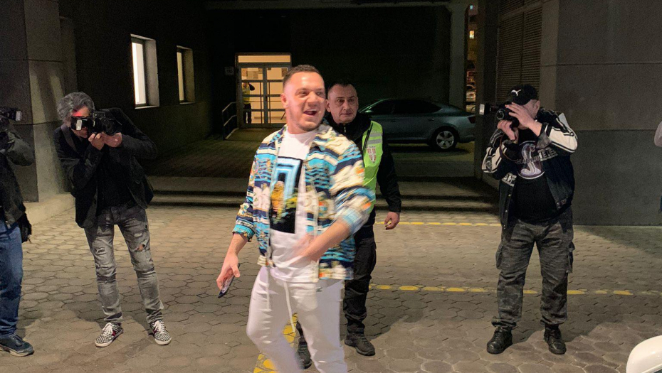 NAŠEG PEVAČA PRIVELA POLICIJA ZBOG DROGE Poznati reper otišao na egzotično putovanje, pa završio u policiji!