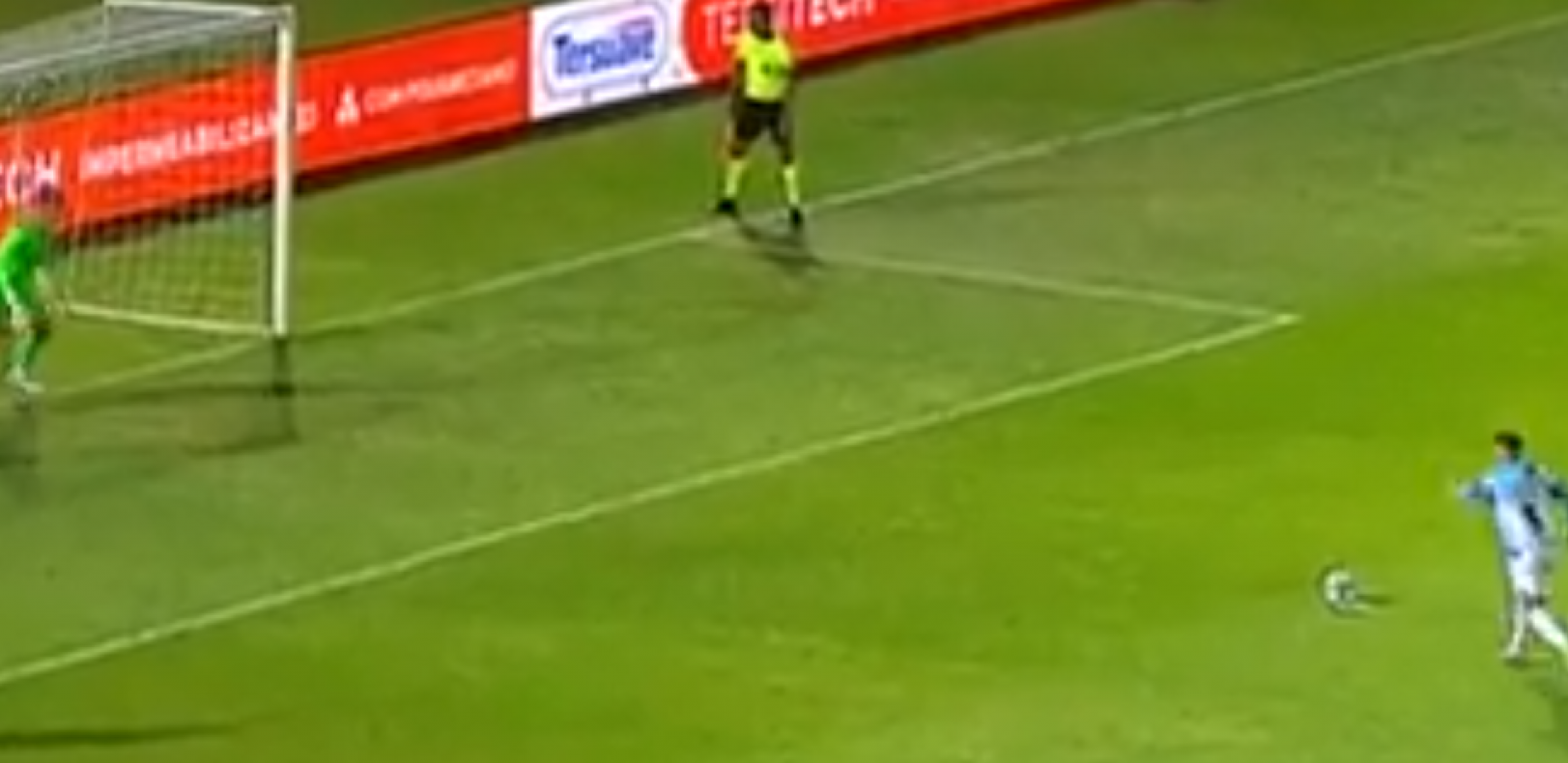 TAKO SE ŠUTIRA PENAL Argentinac pocepao mrežu, ali bukvalno