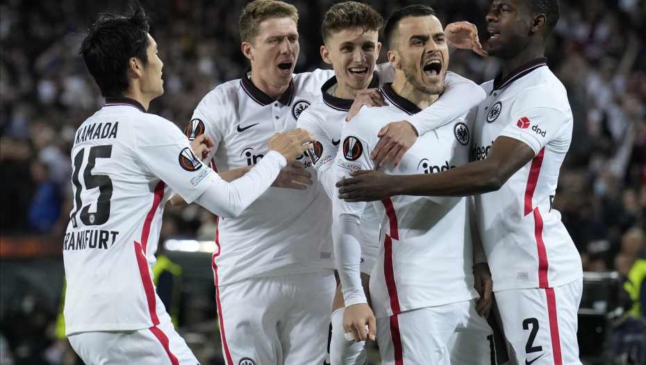 KREM EVROPSKOG FUDBALA Kostić u društvu Ronalda, Mbapea i Levandovskog