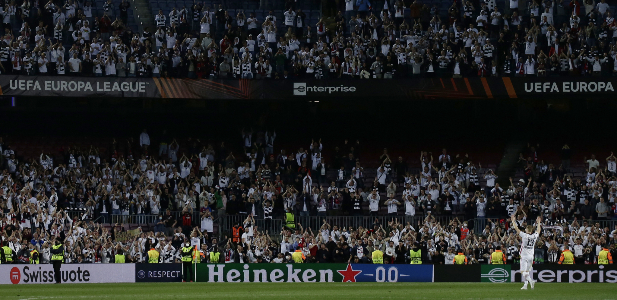 KUKNJAVA U BARSELONI Španci se pitaju: Otkud 25.000 navijača Ajntrahta na "Nou Kampu"?