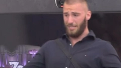 SVIMA JE PRETIO DA ĆE IH ZAKLJUČATI U PODRUM Mensur na stubu srama zbog izgovorenih reči