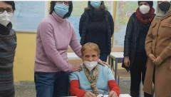 DRUGOVI SU MI KAO UNUCI Baka (90) se vratila u školu i obožava da uči!