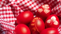 OVE GREŠKE PRAVIMO KAD KUVAMO I FARBAMO JAJA ZA USKRS Zapamtite ove trikove, biće vam dragoceni!