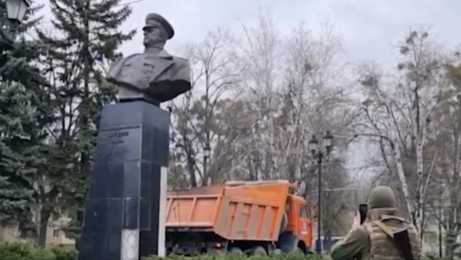 VARVARSKO DIVLJANJE U HARKOVU Pripadnici Azova se u rušilačkom pohodu obračunali sa spomenikom maršalu Žukovu! (VIDEO)