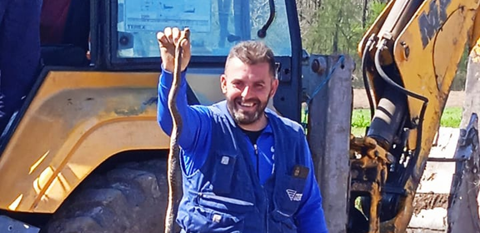 SRBINU CEO ŽIVOT PROŠAO PRED OČIMA Radio na rušenju kuće, kad je ispod cigli ispuzao poskok od metar ipo! (FOTO)