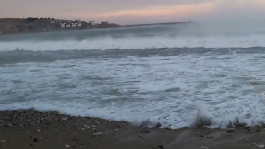 NEPROMIŠLJENOST IH MOGLA KOŠTATI ŽIVOTA Ušli u vodu po oluji, a onda su nastupili Luka i Željko (VIDEO)