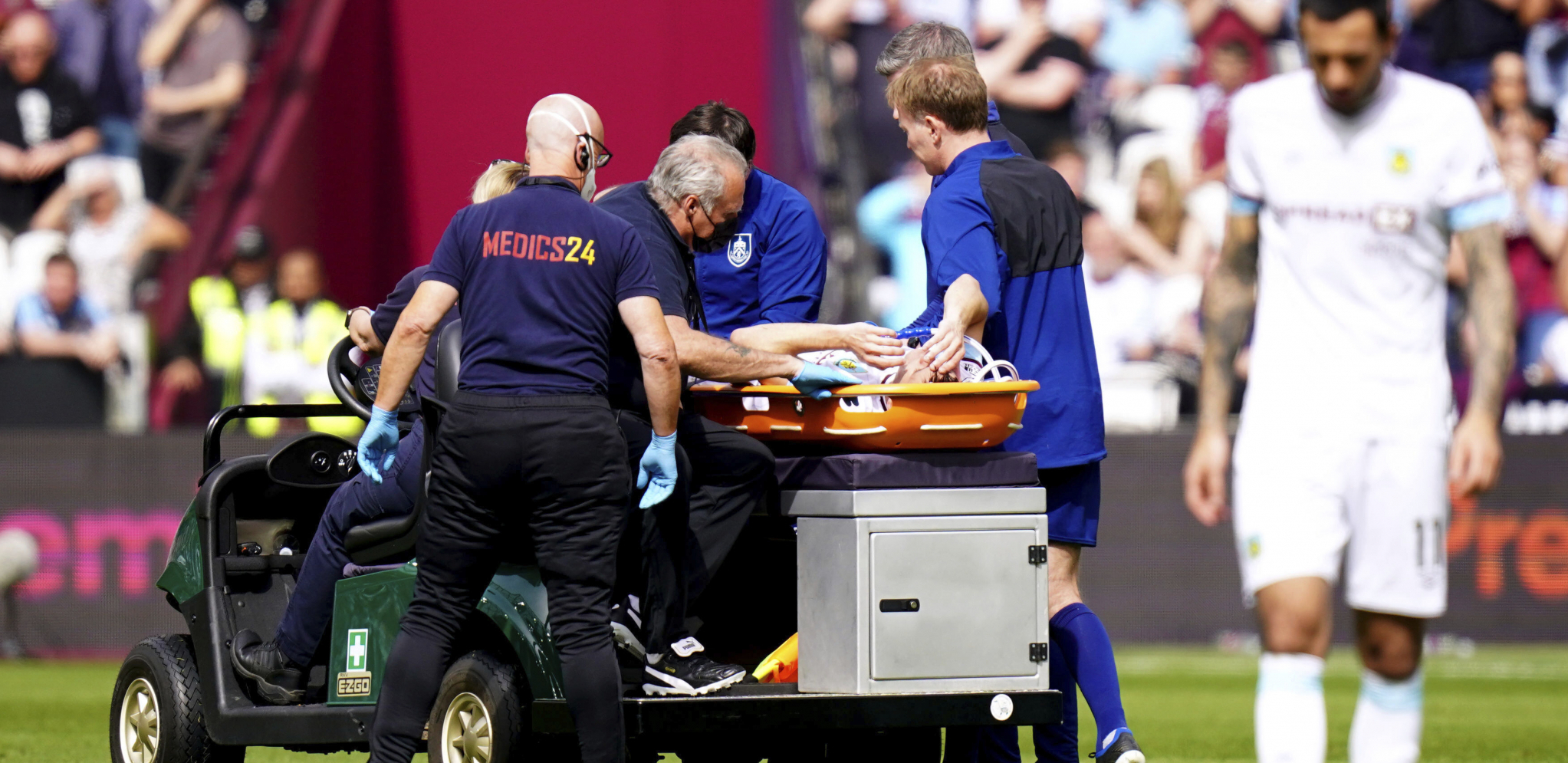 UŽAS U PREMIJER LIGI Hrvat plakao, fudbaler Barnlija doživeo stravičan prelom noge (VIDEO 18+)