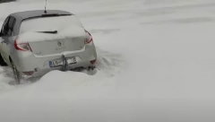 HOROR NA GOLIJI Sneg zavejao automobile, među putnicima bilo i dece (VIDEO)