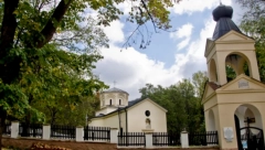 MANASTIR KOJI LEČI DUŠU I TELO Lekovita voda i neverovatna čuda privlače pravoslavne vernike u ovo malo srpsko selo da posete svetinju!