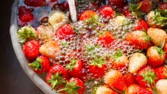 POTOPITE JAGODE U SLANU VODU I DODAJTE JEDAN SASTOJAK OD 15 DINARA: Rezultat je mnoge zgrozio, ali i usrećio jer ima efekta