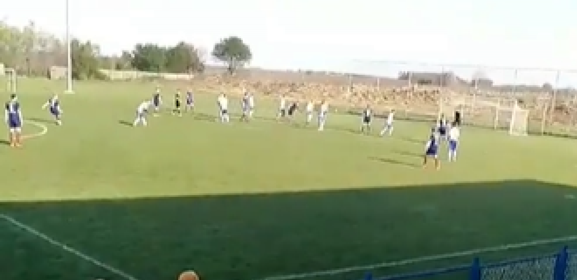GOLČINA U 5. LIGI SRBIJI O KOJOJ SVI PRIČAJU Nestvarna bomba iz slobodnog udarca sa pola terena, ovo morate da vidite (VIDEO)