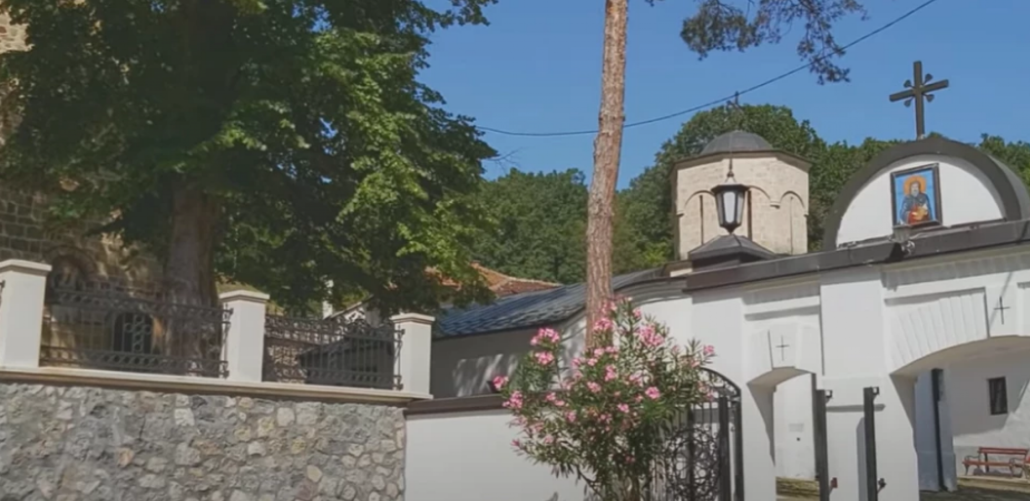 OSTVARUJE SVE DOBRONAMERNE ŽELJE Svi koji posete manastir Svetog Romana imaju priliku da se poklone moštima ovog sveca i da mu se obrate za nebesku pomoć (VIDEO)