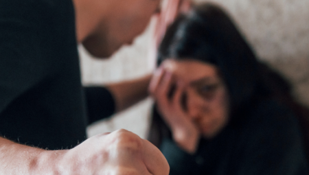 UŽAS U SURČINU! Pijani nasilnik pretio supruzi, pa je fizički napao pred decom!