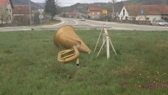VANDALI UNIŠTILI SIMBOL GUČE Slomljena velika truba postavljena na kružnom toku!