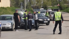 LANČANI SUDAR U ČAČKU Tri vozila slupana, delovi automobila rasuti po putu (FOTO)