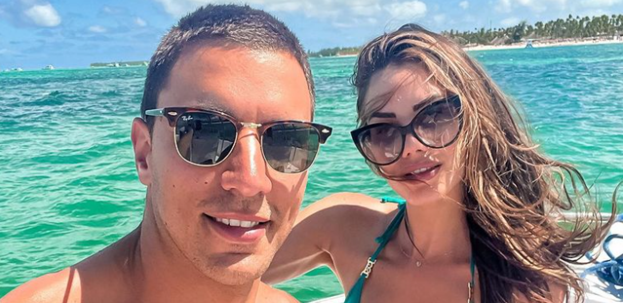 PORODIČNA IDILA Vlada Vuksanović objavio fotografiju sa suprugom i naslednicima (FOTO)